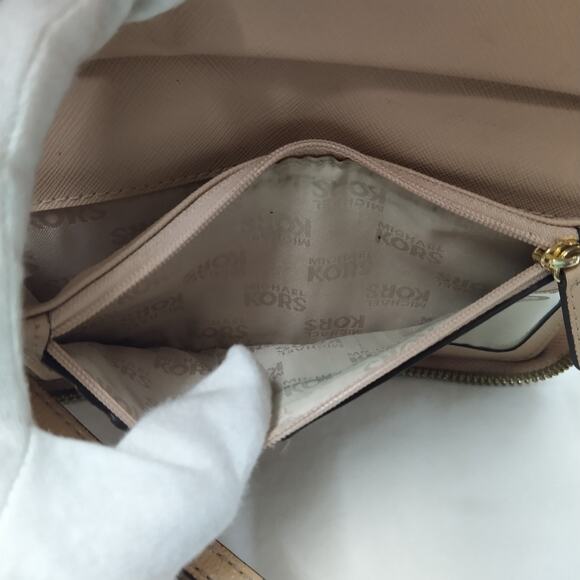 Michael Kors Beige Leather Zip Around Credit Card ID Window Wallet - Picture 12 of 12